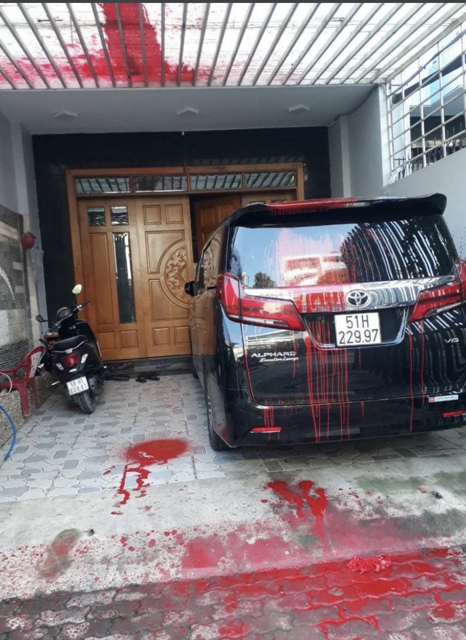 Lời kêu cứu của bà mẹ bị “khủng bố” bằng sơn đỏ và 2 người con gặp nạn