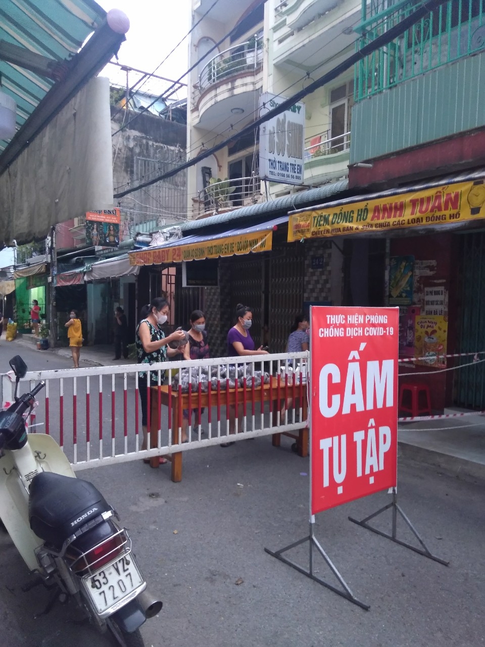 Nhiều người hảo tâm đồng hành cùng chùa lá Gò Vấp hỗ trợ người dân mùa dịch Covid