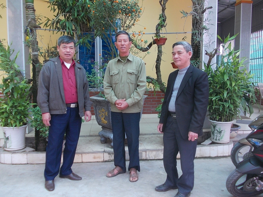 Ông Vũ Đình Lực (đứng giữa) thường xuyên xin ý kiến chỉ đạo của Chủ tịch và Phó Chủ tịch Hội NCT xã. Ông Vũ Đình Lực (đứng giữa) thường xuyên xin ý kiến chỉ đạo của Chủ tịch và Phó Chủ tịch Hội NCT xã.