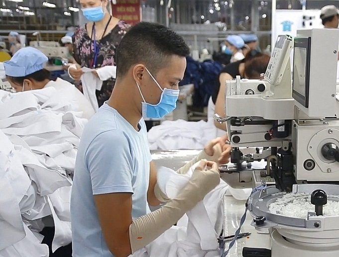 Công nhân luôn thực hiện tốt phòng chống dịch khi làm 