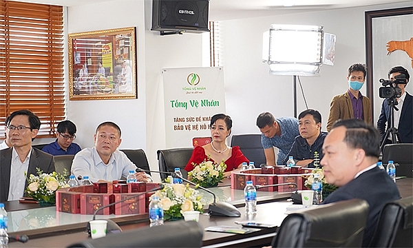 Giới thiệu bài thuốc Đông y Tống vệ nhân được Bộ Y tế khuyến cáo sử dụng trong phòng và hỗ trợ điều trị viêm đường hô hấp do SARS-CoV-2”. Ảnh IT