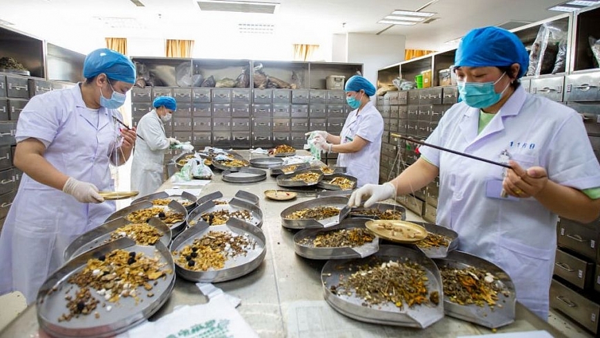 2. Các loại thuốc y học cổ truyền được Trung Quốc sử dụng kết hợp từ rất sớm trong thời kỳ đầu dịch COVID-19 ở Vũ Hán. Ảnh IT