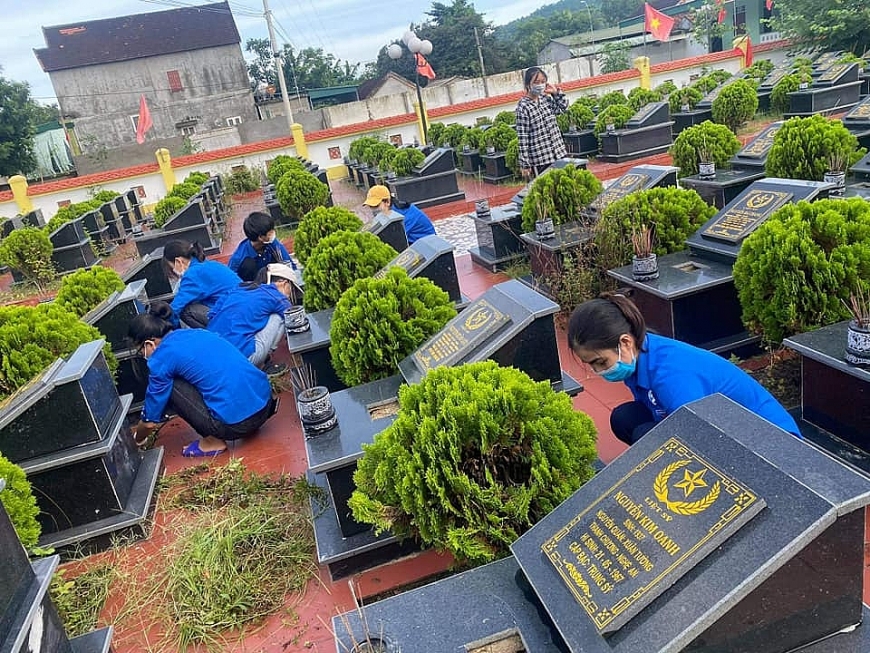 Đoàn viên, thanh niên xã Xuân Tường thường xuyên chăm sóc, vệ sinh Nghĩa trang liệt sỹ xã.