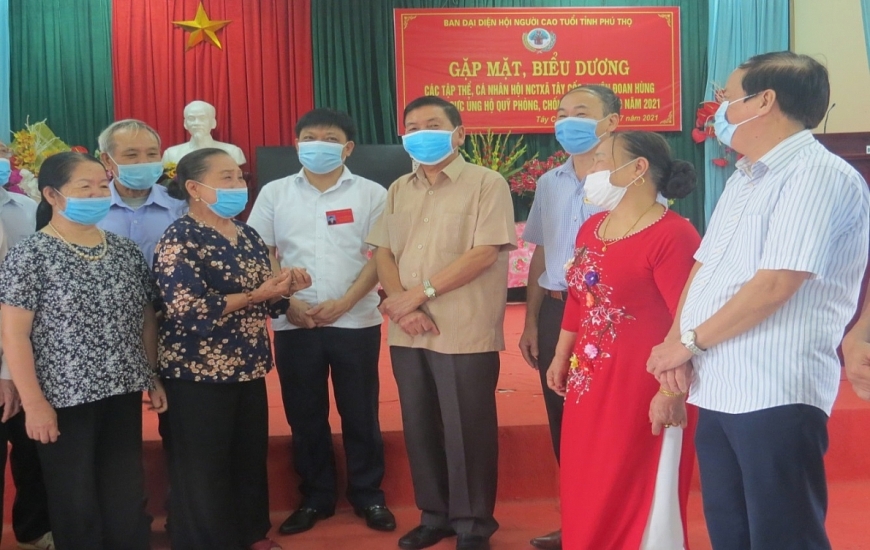 Đồng chí Nguyễn Văn Xuất- Trưởng ban Đại diện Hội NCT tỉnh và các đồng chí Lãnh đạo Ủy ban MTTQ tỉnh, lãnh đạo huyện ủy động viên các cá nhân có nhiều đóng góp ủng hộ Quỹ phòng chống dịch Covid-19.