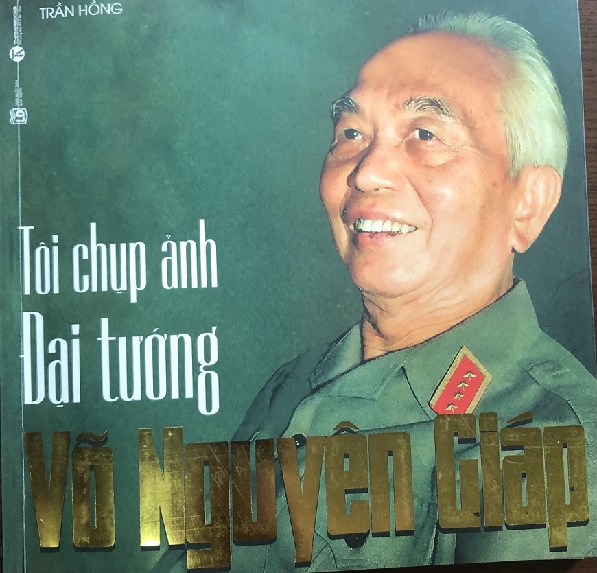 Bìa sách ảnh về Đại tướng Bìa sách ảnh về Đại tướng