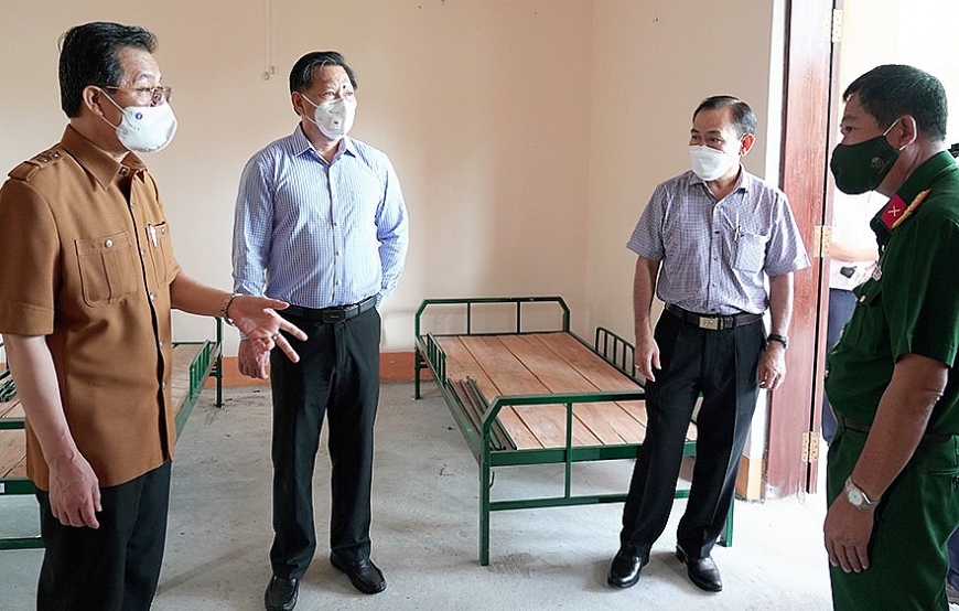 Bí thư Tỉnh ủy An Giang Lê Hồng Quang và đoàn công tác của tỉnh khảo sát kiểm tra công tác chuẩn bị cơ sở vật chất đón bà con về quê.