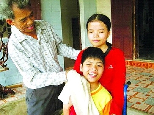 Hai cô con gái Đỗ Thị Bình và Đỗ Thị Nga, tương đối bình thường, là niềm an ủi, hi vọng cuối cùng của cuộc đời ngươi lính Đỗ Đức Địu.
