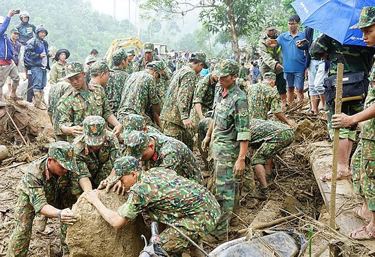 Bộ đội tìm kiếm người bị nạn ở xã Trà Leng