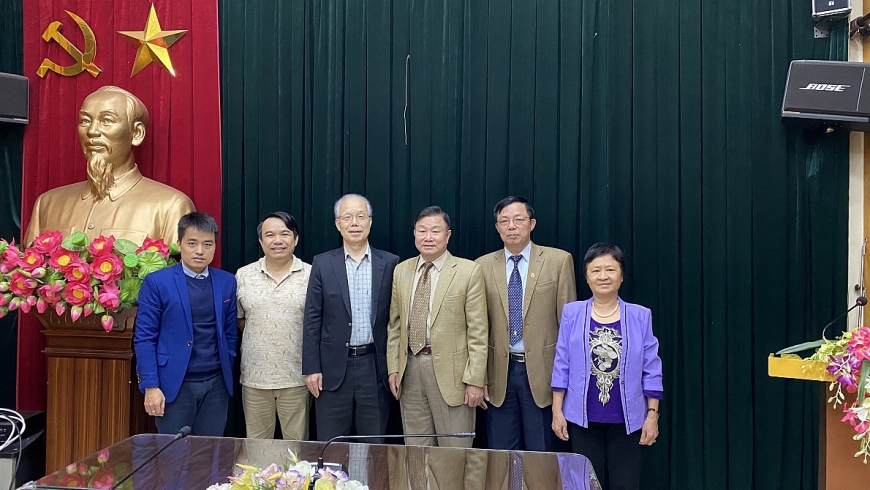 Tr2- Lãnh đạo Trung ương Hội chụp ảnh kỉ niệm với GS Yamada