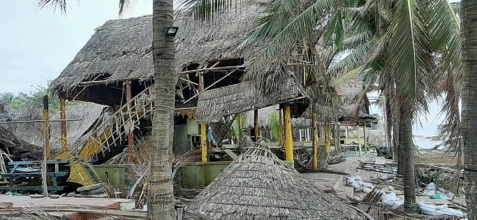 Nhà hàng ở ven biển Cửa Đại sau bão số 13 Nhà hàng ở ven biển Cửa Đại sau bão số 13