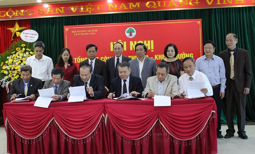  Lãnh đạo Hội NCT 6 tỉnh trong Cụm thi đua số 1 kí kết Giao ước thi đua năm 2021