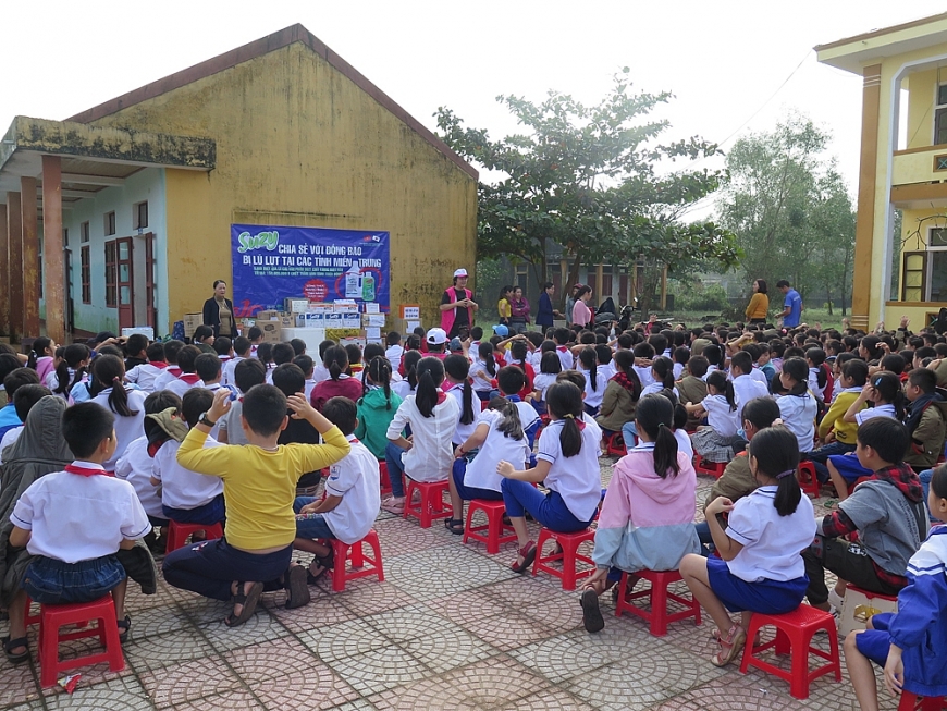 Họa sĩ Lê Tiến Vượng nói chuyện và trao quà cho các em học sinh trường Tiều học Tân Thủy