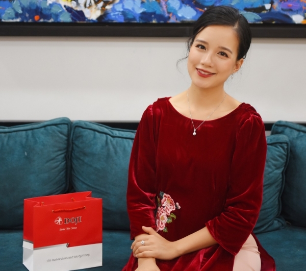 “Hot mom 4 con” MC Minh Trang xuất hiện rạng rỡ cùng trang sức kim cương