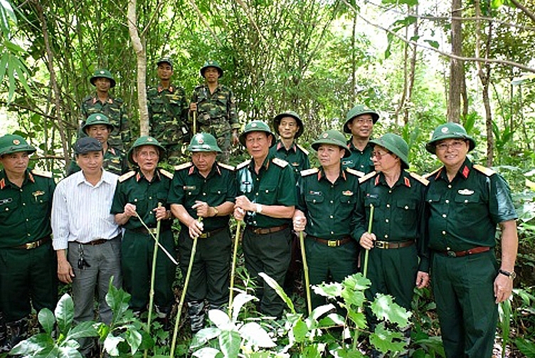 Doanh nhân CCB Lê Mạnh Hải và đồng đội cũ thăm lại chiến trường xưa. Doanh nhân CCB Lê Mạnh Hải và đồng đội cũ thăm lại chiến trường xưa.