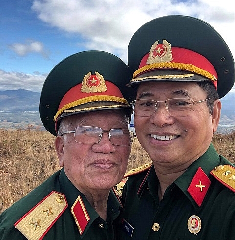 Doanh nhân CCB Lê Mạnh Hải (bên phải) cùng Trung tướng - Anh hùng LLVT Khuất Duy Tiến trong lần gặp mặt. Doanh nhân CCB Lê Mạnh Hải (bên phải) cùng Trung tướng - Anh hùng LLVT Khuất Duy Tiến trong lần gặp mặt.